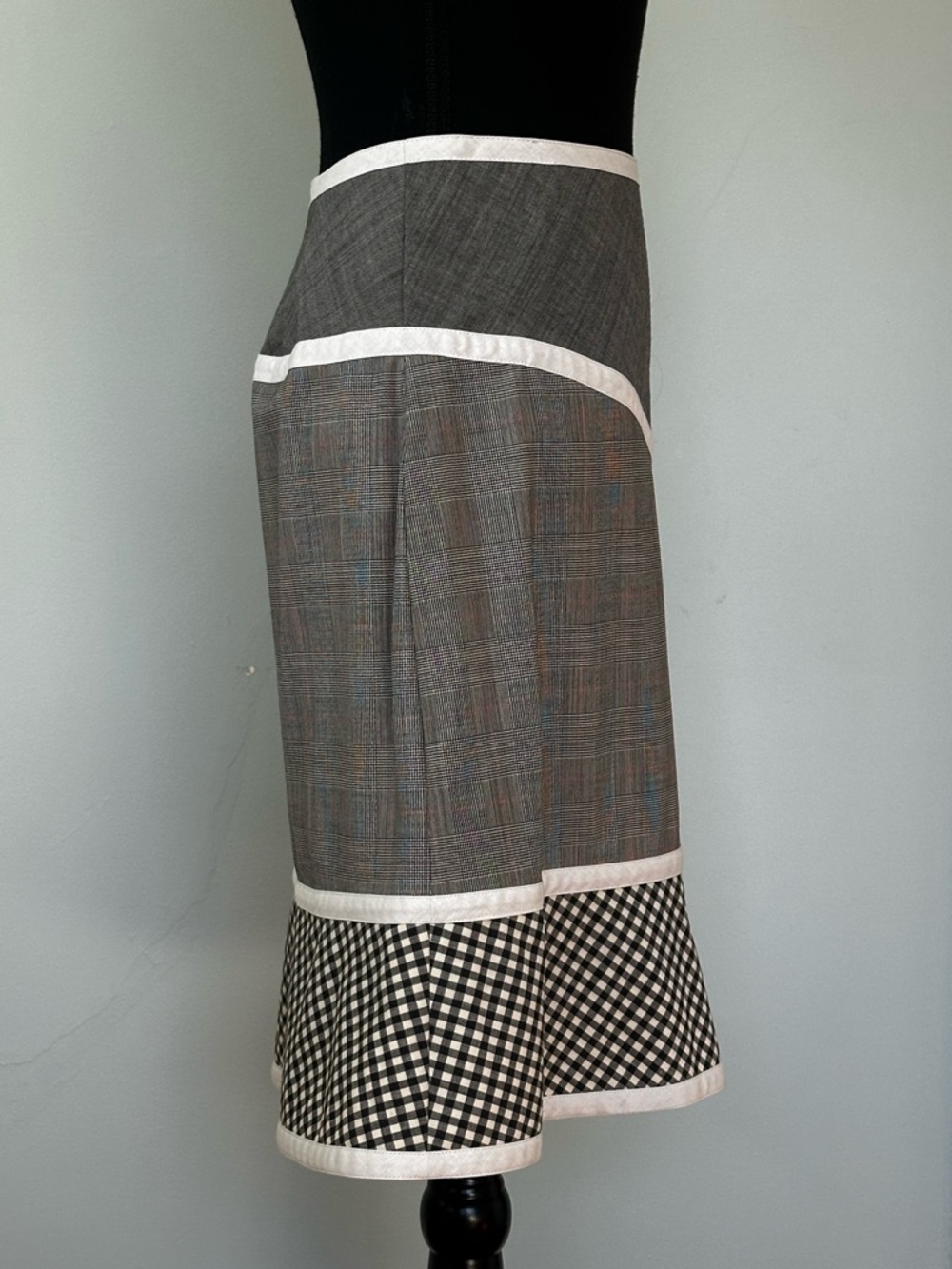 Chic Vintage Moschino Gray Plaid Skirt with White Trim and Gingham Accents - Picture 2 of 6